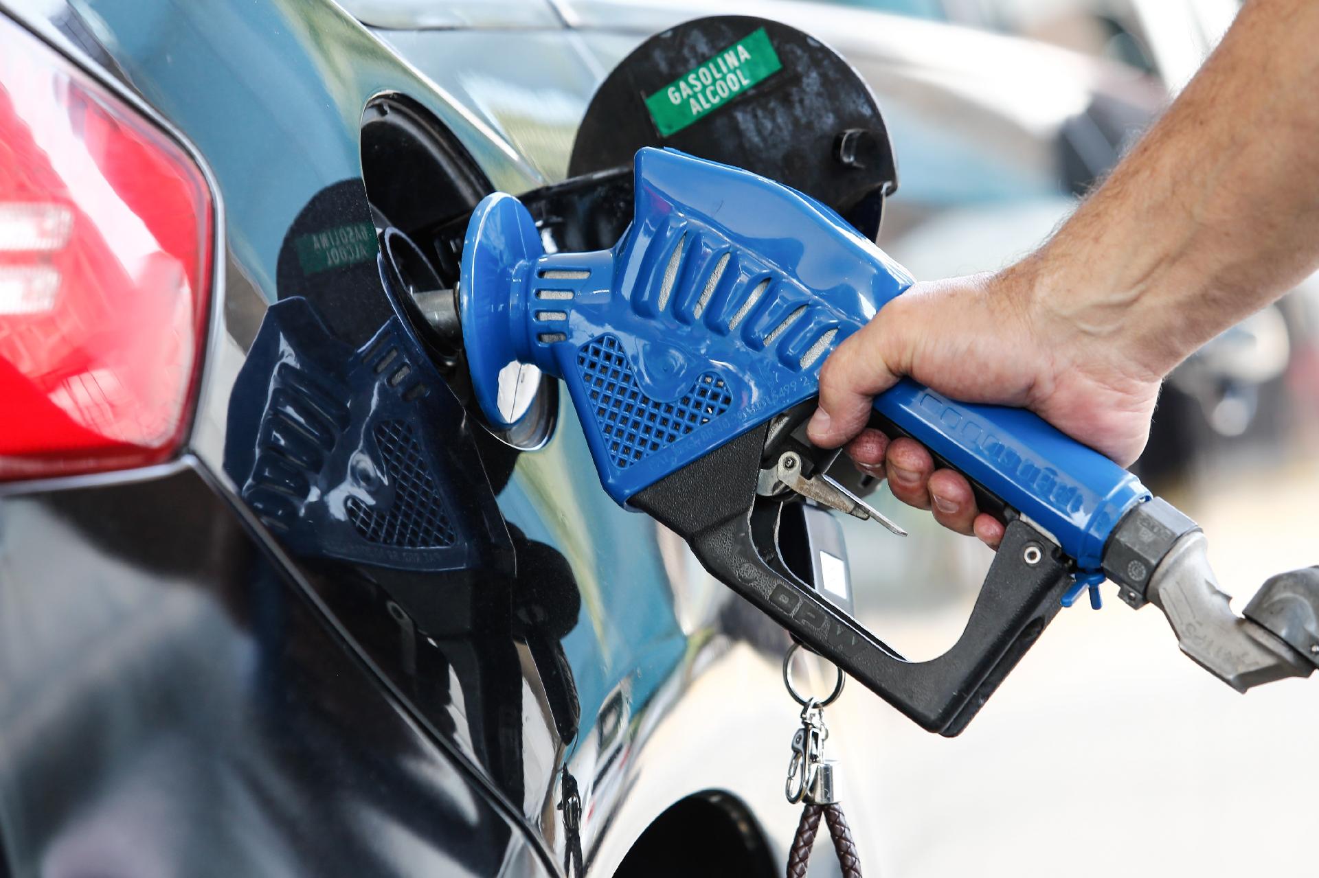 Gasolina mais barata: Petrobras anuncia redução de 5,6% no preço às distribuidoras