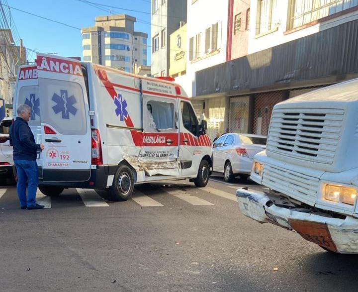Ambulância de Campestre sofreu acidente no centro de Vacaria nesta segunda-feira